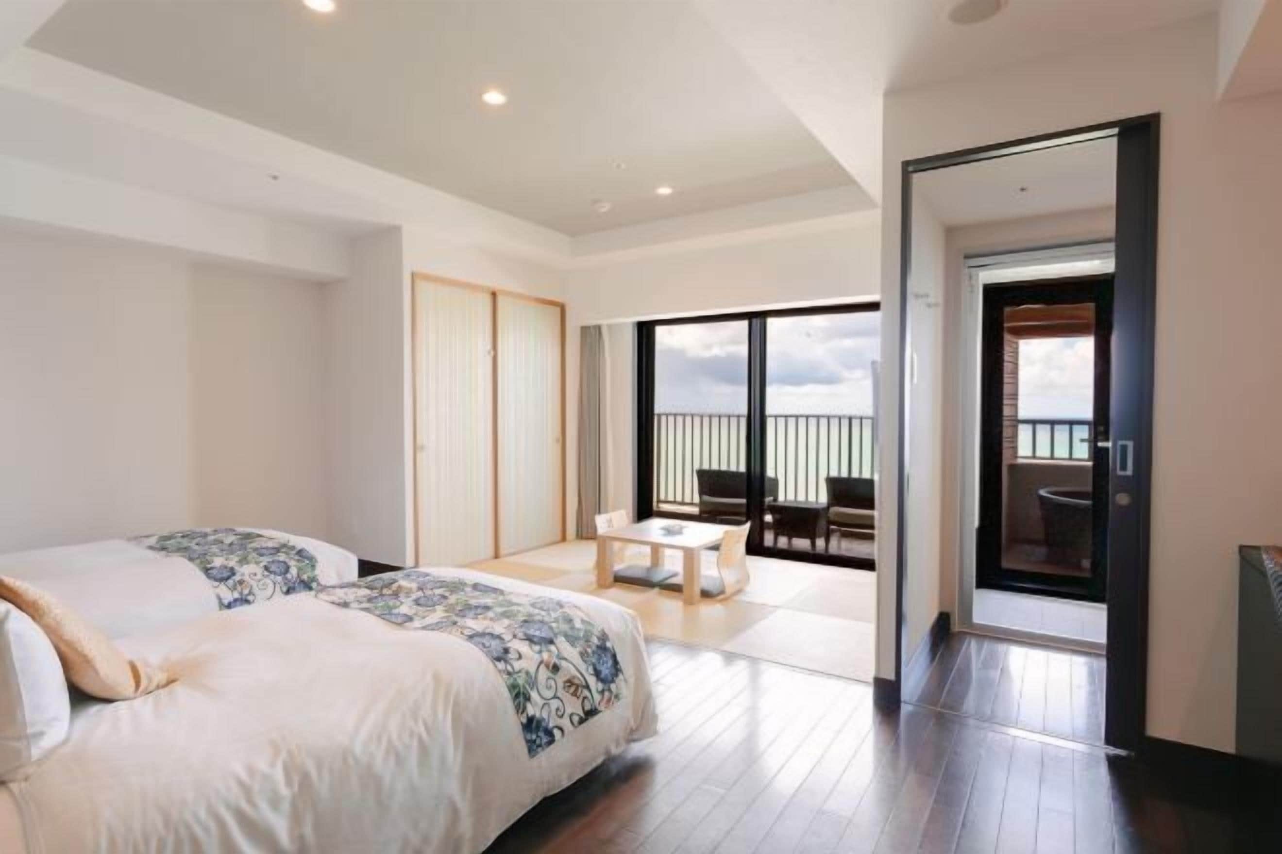 Edredón, caja de seguridad en la habitación y escritorio 