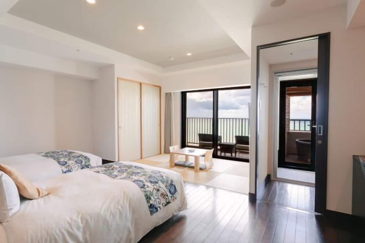 Edredón, caja de seguridad en la habitación y escritorio