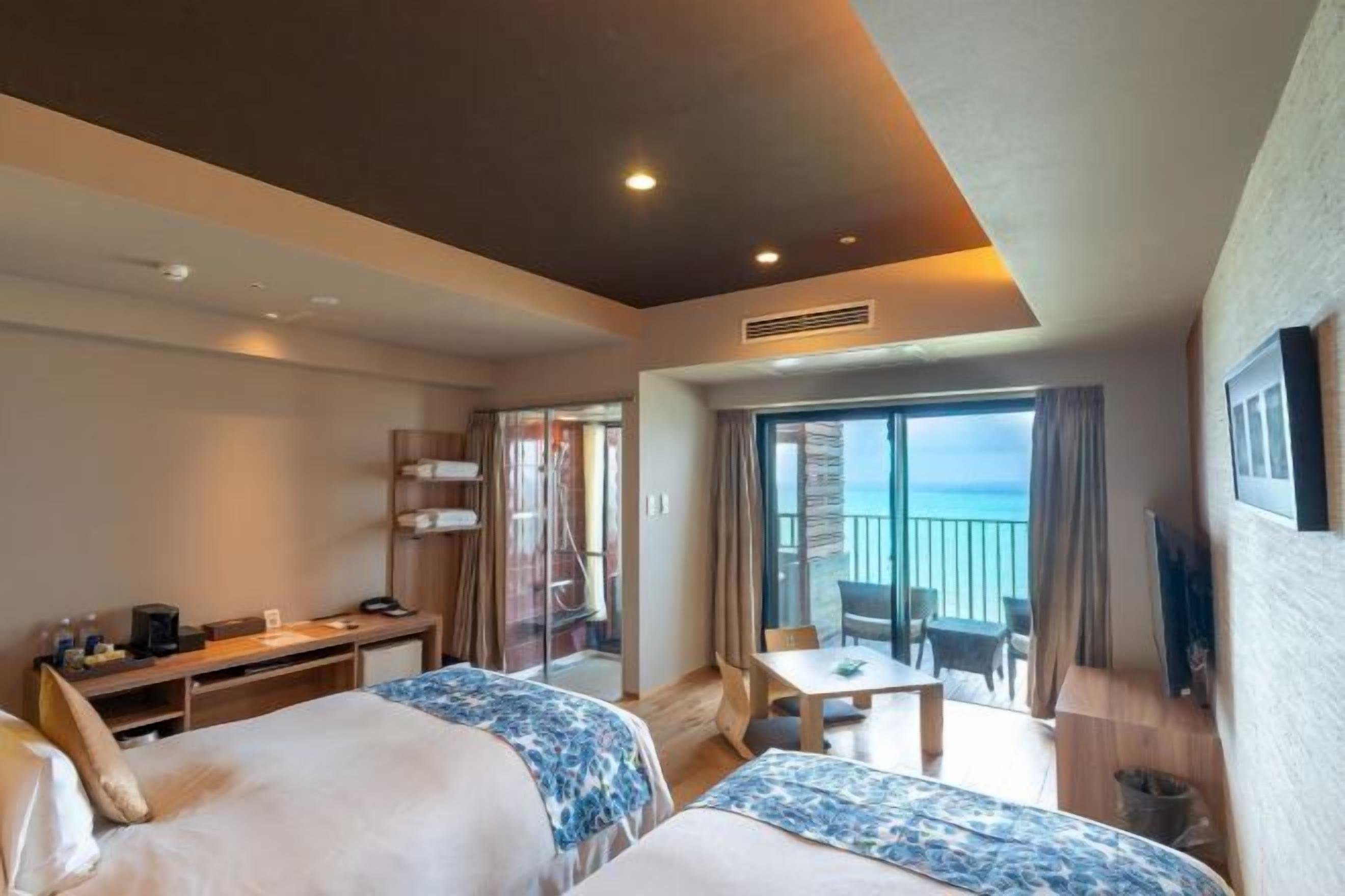 Edredón, caja de seguridad en la habitación y escritorio 