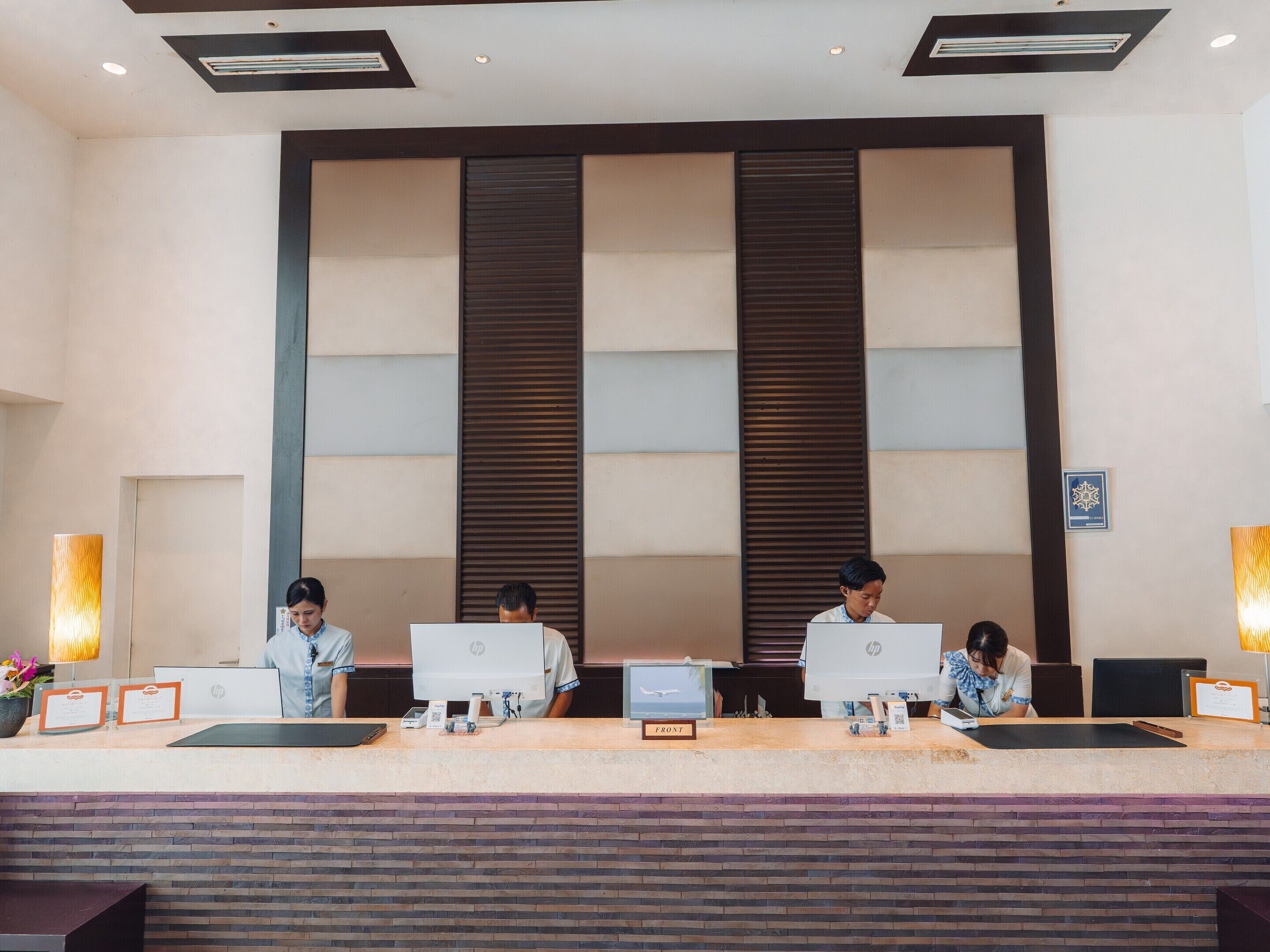 Quầy tiếp tân