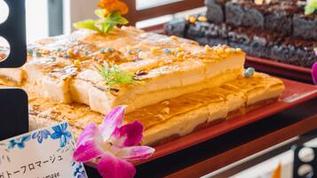 Un présentoir de desserts avec une pancarte indiquant « Gâteau au fromage ».