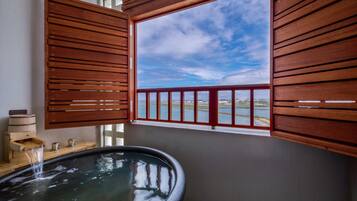 Deluxe-Zimmer (Tatami, Open Air Bath, Airport View) | Badezimmer | Kostenlose Toilettenartikel, Haartrockner, Hausschuhe, Bidet