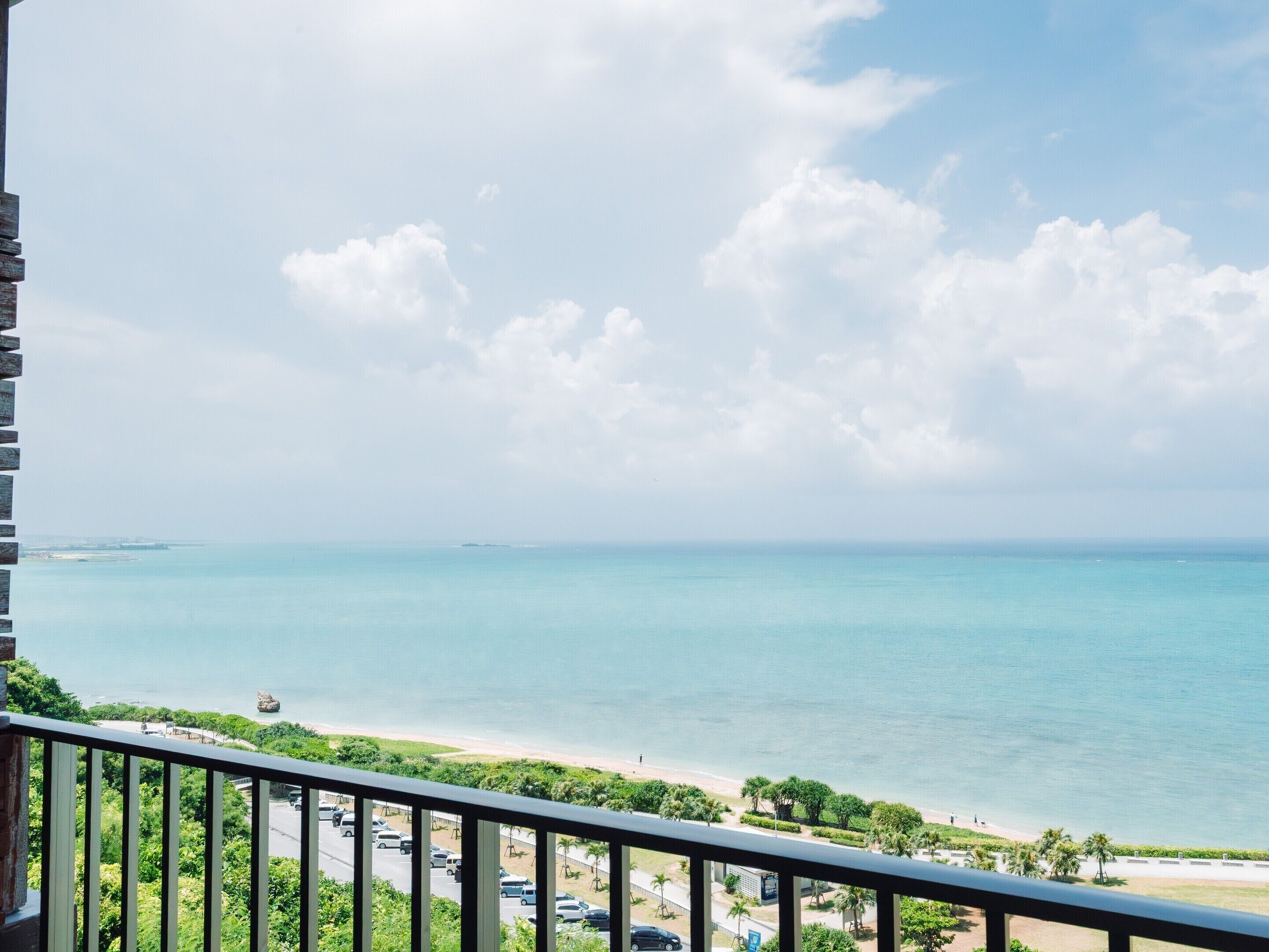 Ein Balkon mit Blick auf Strand und Meer.