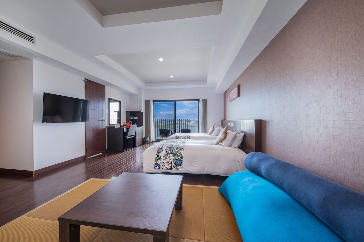 Private open-air Onsen bath / Deluxe Twin Room with Tatami Area / Airport View | Down comforters, in-room safe, desk, blackout drapes