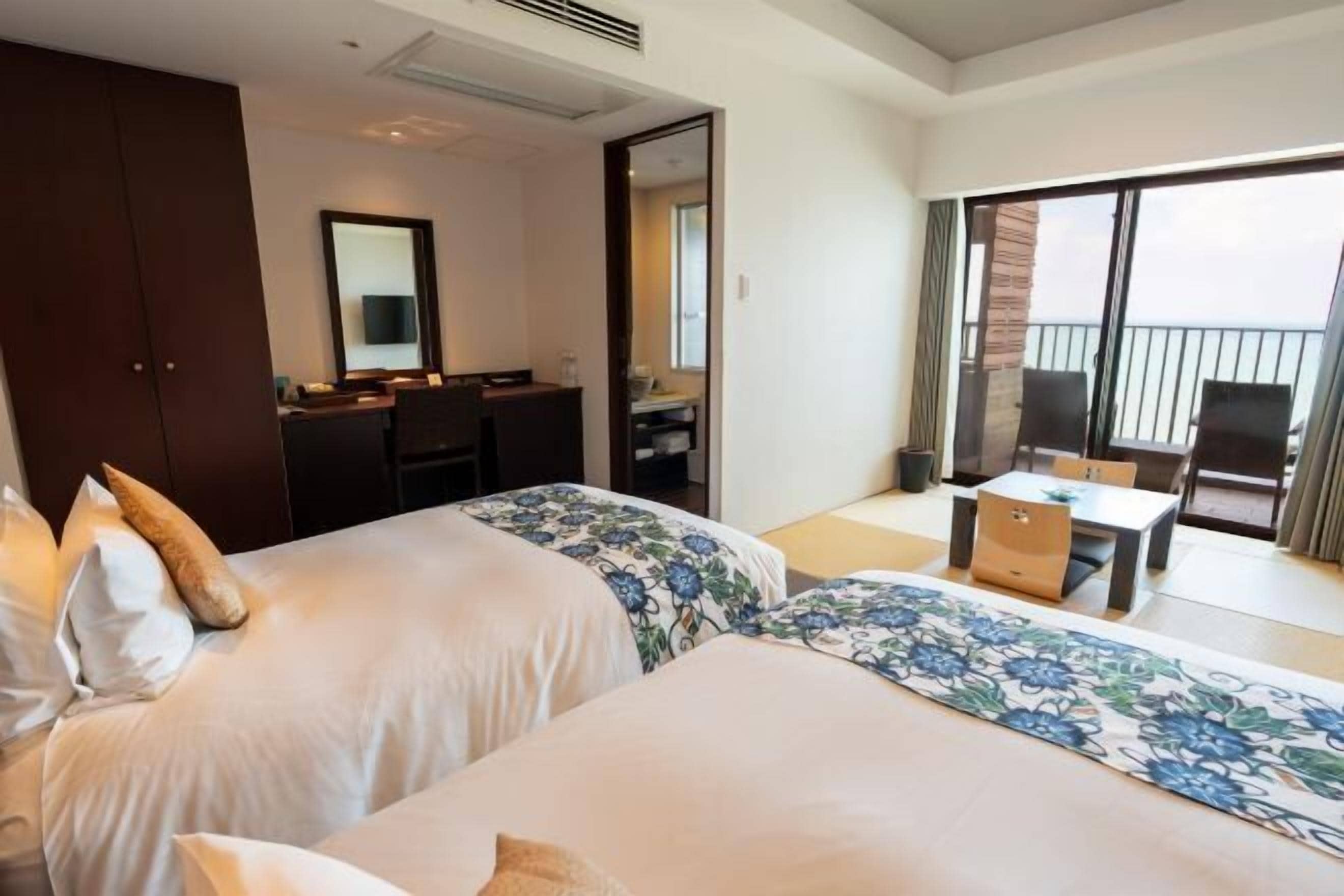 Edredón, caja de seguridad en la habitación y escritorio 