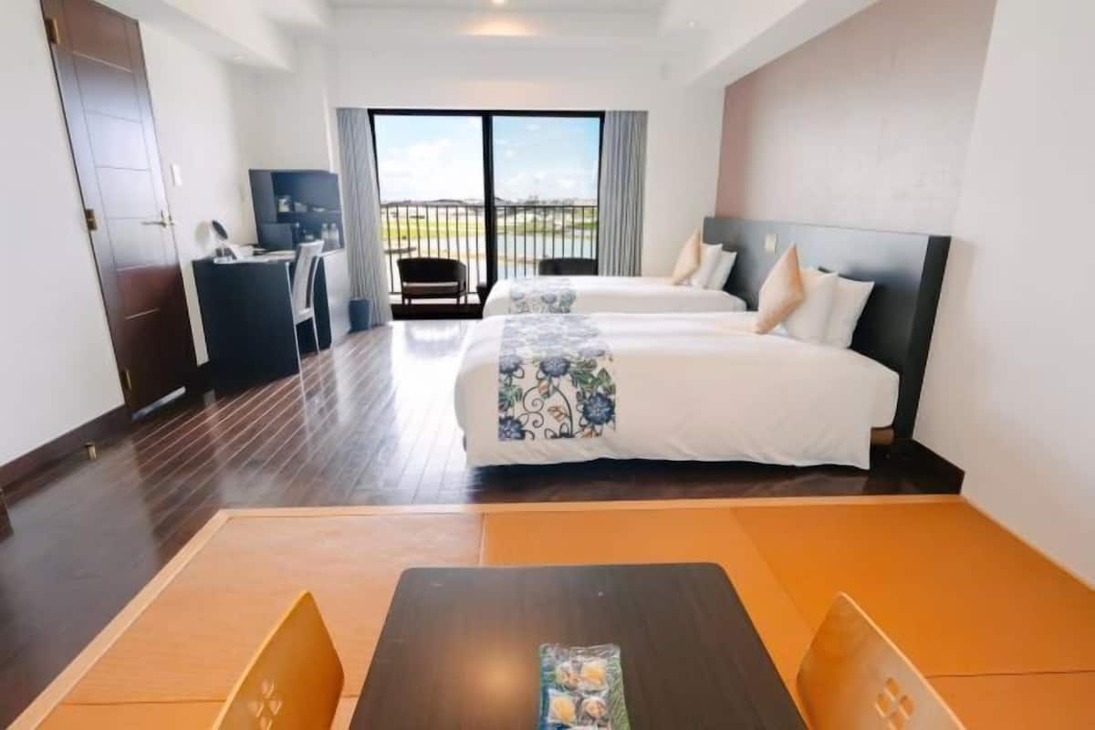 Edredón, caja de seguridad en la habitación y escritorio