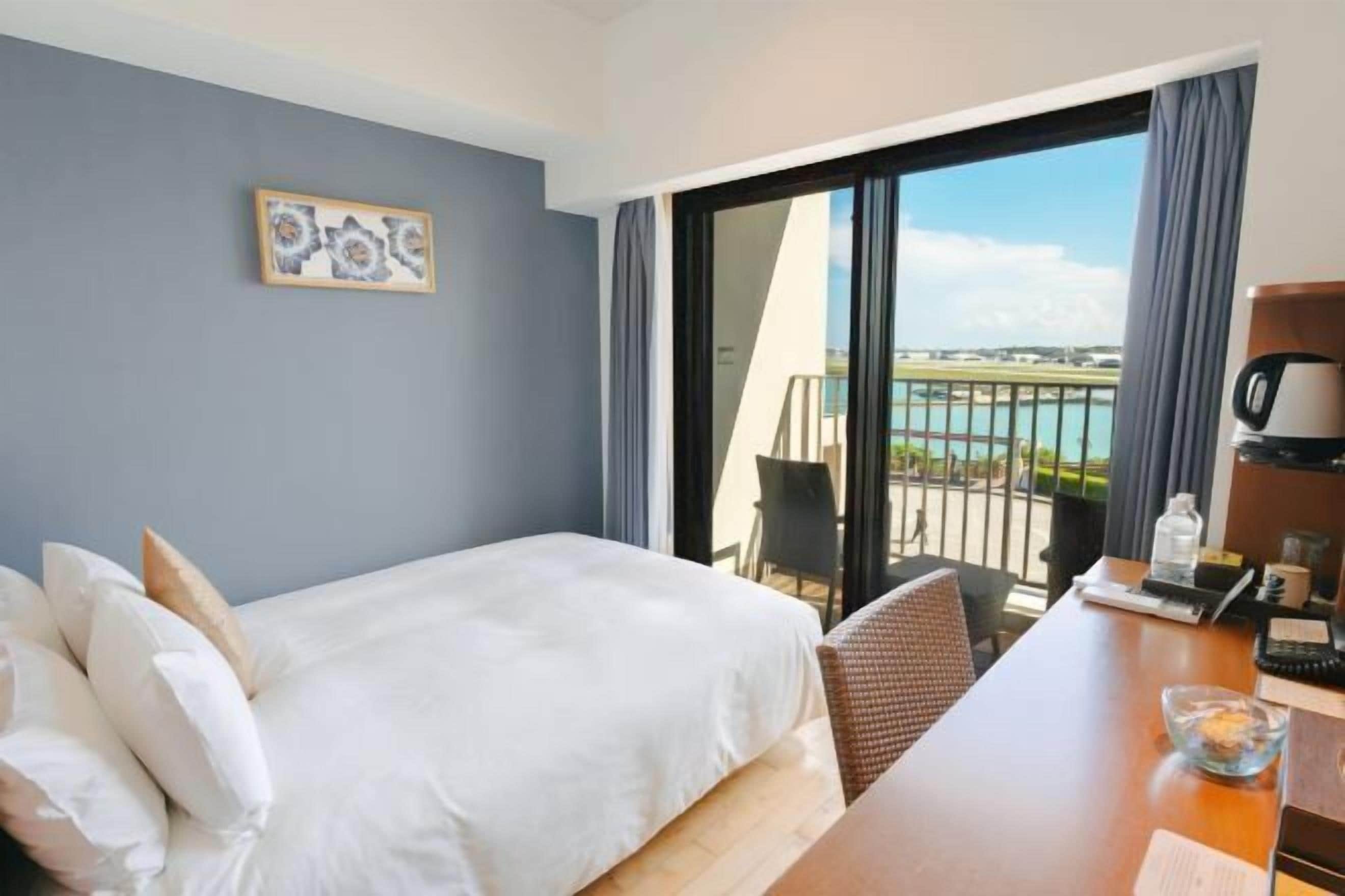 Edredón, caja de seguridad en la habitación y escritorio 