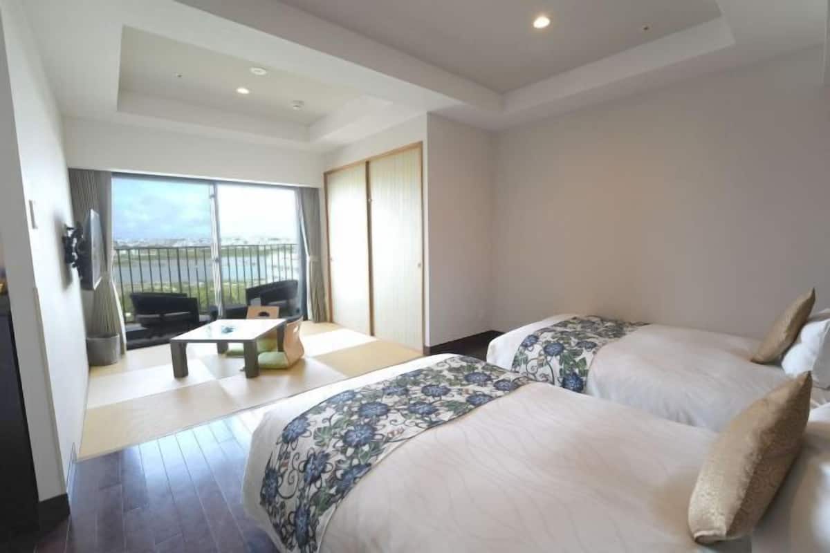 Down comforters, in-room safe, desk, blackout drapes