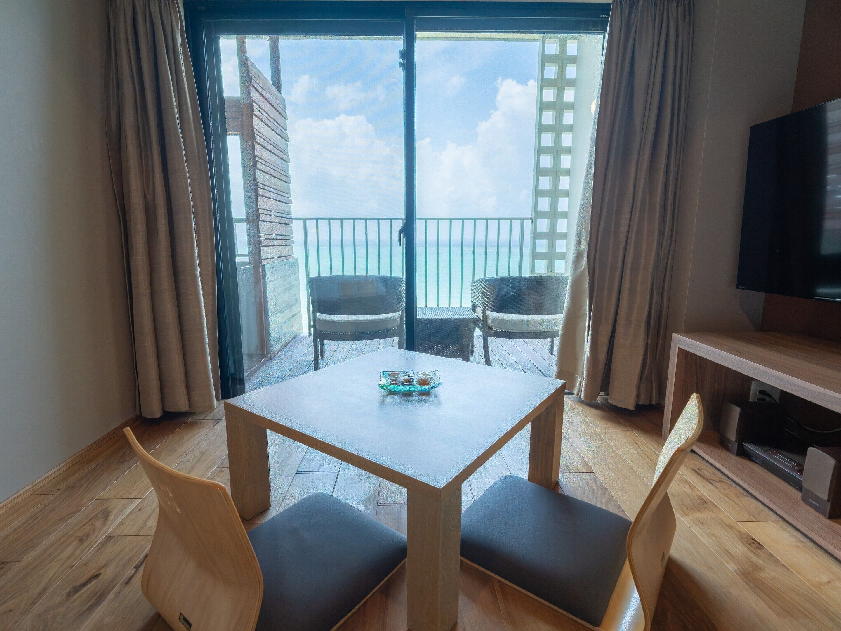 クラブフロア按司/温泉露天風呂/ツイン/オーシャンビュー | 羽毛の掛け布団、セーフティボックス (室内)、デスク、遮光カーテン