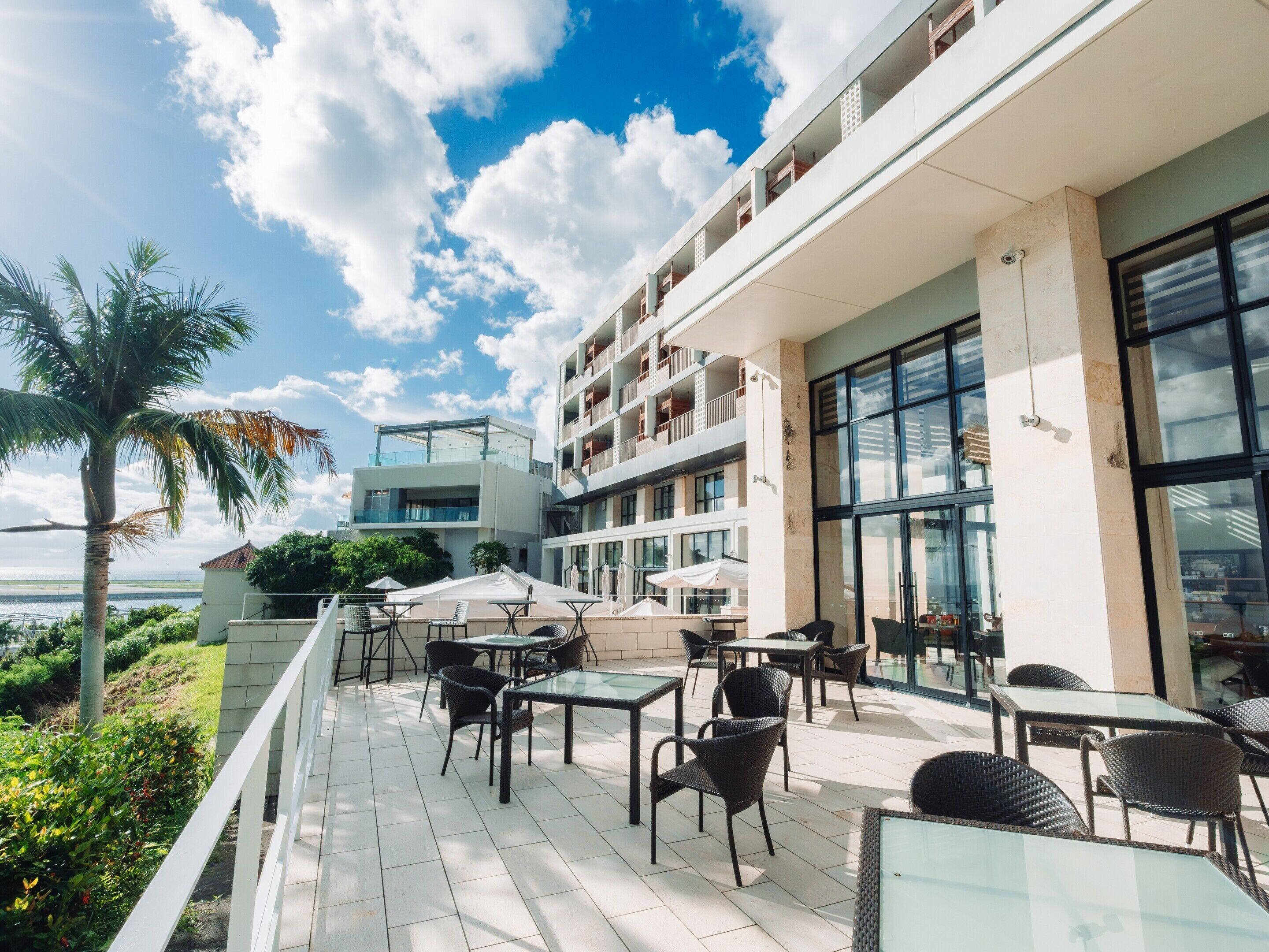 朝食、ランチ、ディナーに営業