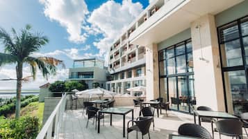 Breakfast, lunch and dinner served