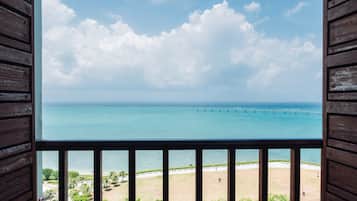 羽絨被、房內夾萬、書桌、遮光窗簾/窗簾