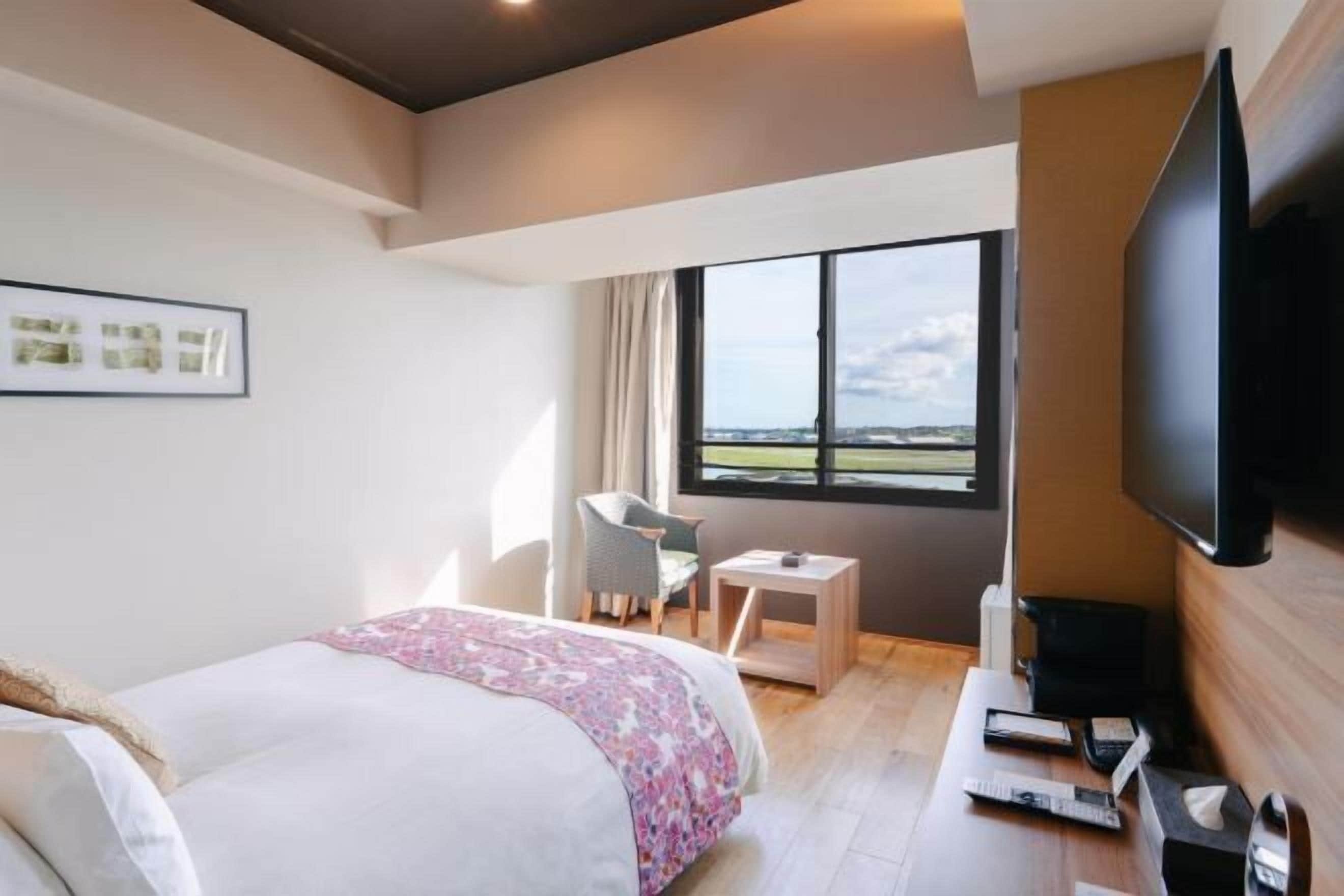 Edredón, caja de seguridad en la habitación y escritorio 