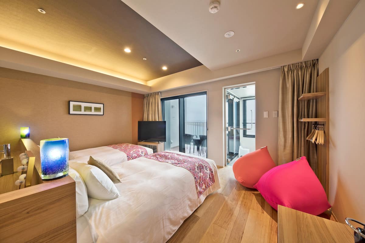 Club Floor Anji / Twin Room / Airport View | Down comforters, in-room safe, desk, blackout drapes