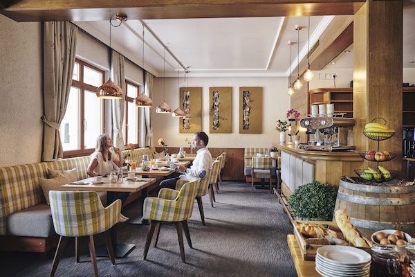 Sarapan bufet setiap hari (EUR 18 seorang)