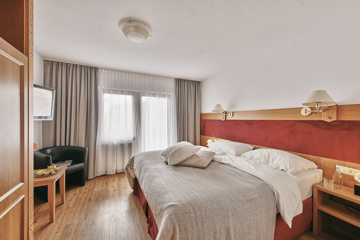Caja de seguridad en la habitación, wifi gratis y ropa de cama