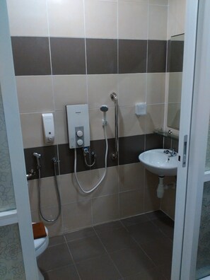 Dusche, Haartrockner, Hausschuhe, Bidet