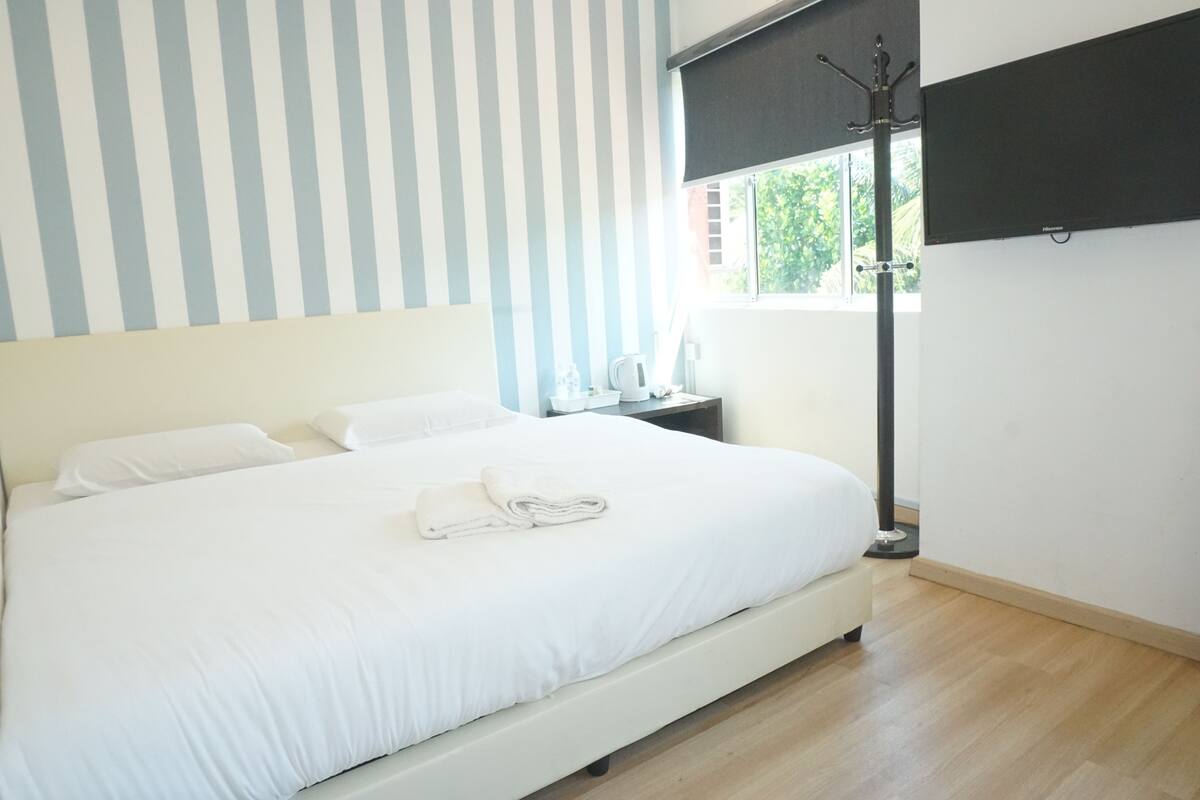 1 bilik tidur, meja, kalis bunyi, seterika/papan seterika 