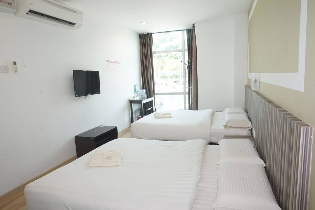 1 bilik tidur, meja, kalis bunyi, seterika/papan seterika 