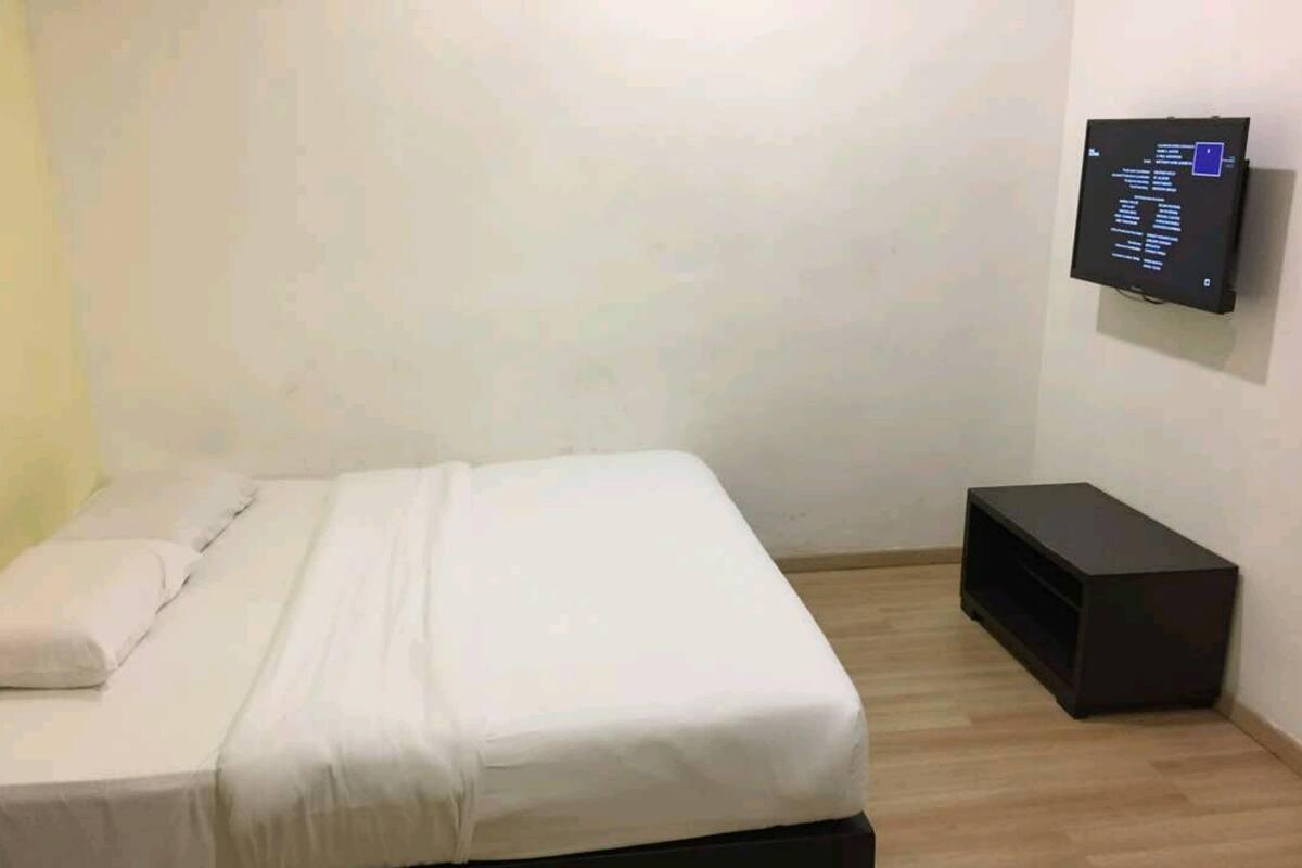 1 bilik tidur, meja, kalis bunyi, seterika/papan seterika 