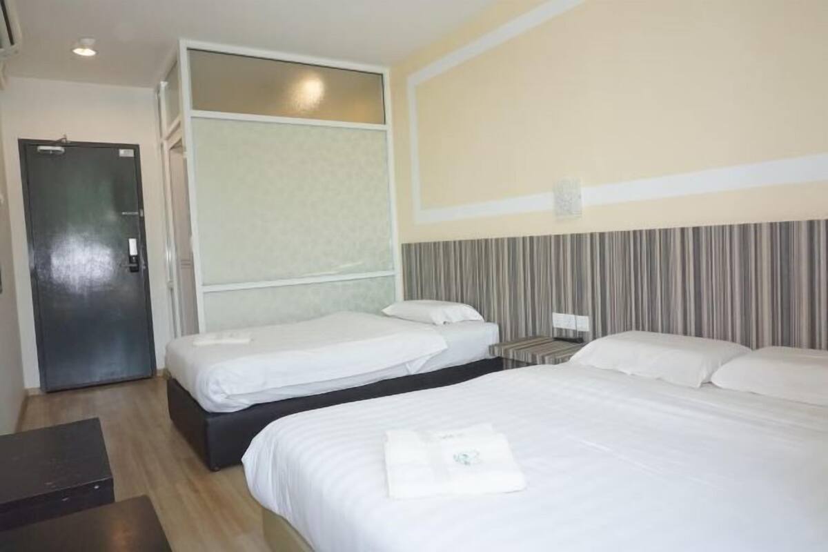 1 bilik tidur, meja, kalis bunyi, seterika/papan seterika 