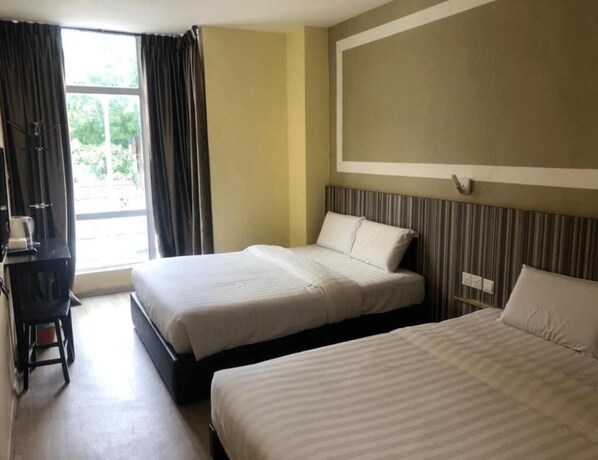 1 間睡房、書桌、隔音、熨斗/熨衫板