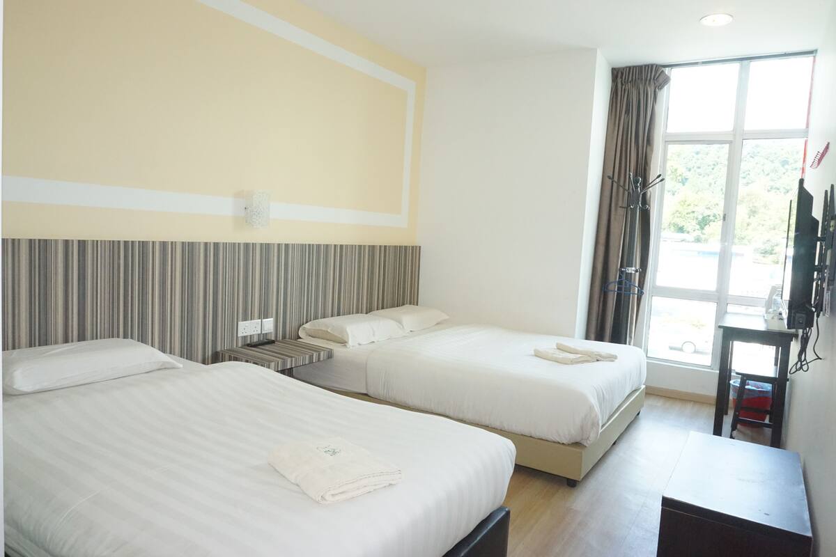 Family Triple Room, 1 Bedroom, City View | 1 bilik tidur, meja, kalis bunyi, seterika/papan seterika 