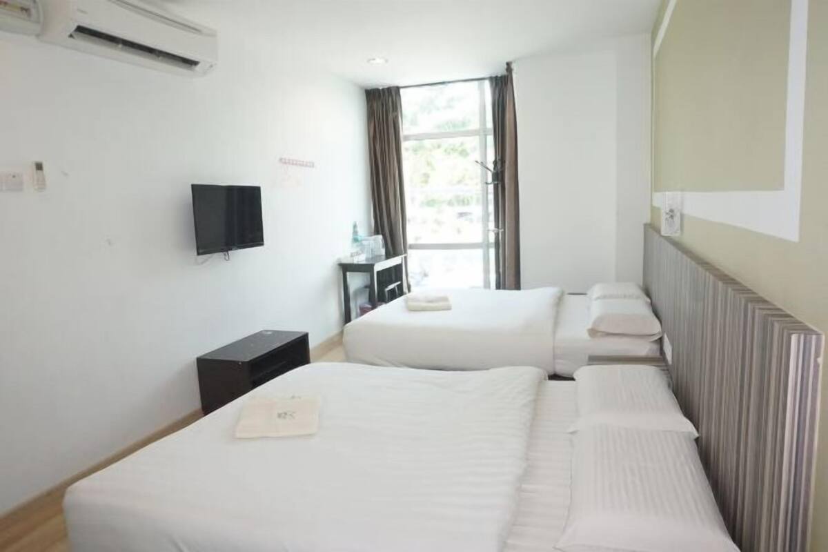 1 bilik tidur, meja, kalis bunyi, seterika/papan seterika 