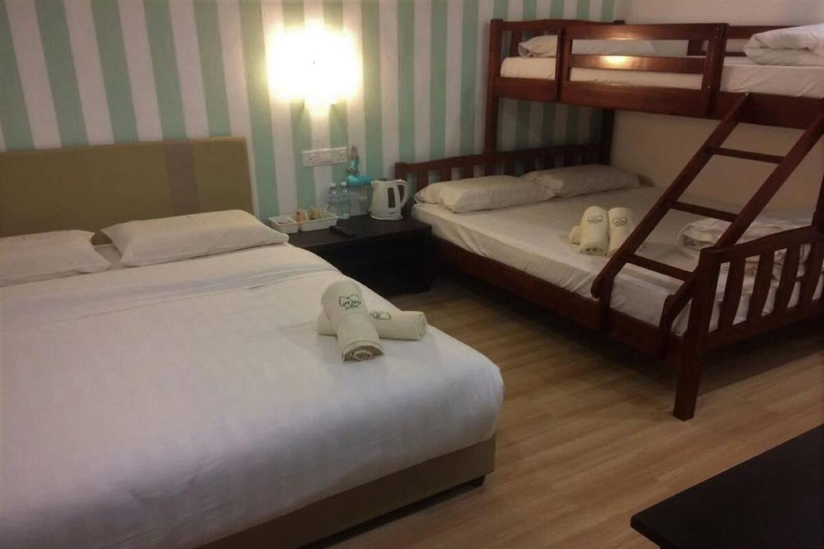 1 bilik tidur, meja, kalis bunyi, seterika/papan seterika 