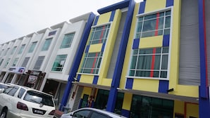 Una hilera de edificios de varios pisos con diseño moderno, que destacan por sus grandes ventanales y una combinación de colores azul, amarillo y blanco.
