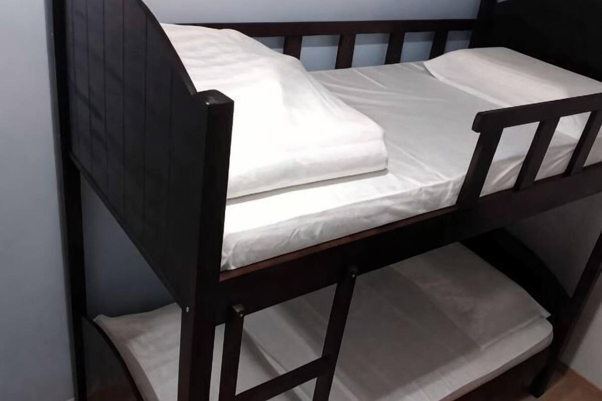 1 bilik tidur, meja, kalis bunyi, seterika/papan seterika 