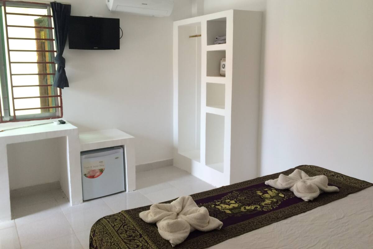 Minibar, in-room safe, desk, rollaway beds
