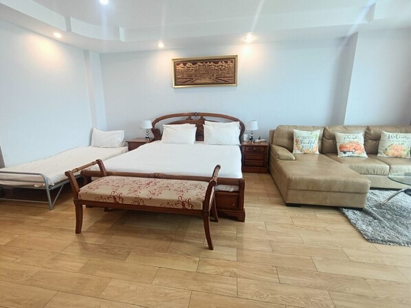 Habitación triple, cocineta, vista al mar | Baño | Regadera, amenidades de baño gratuitas, secadora de cabello, toallas 