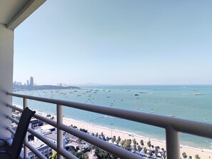 Suite, Kitchen, Ocean View | Terrace/patio - View Talay 6 Condominium by Honey (Pattaya)
