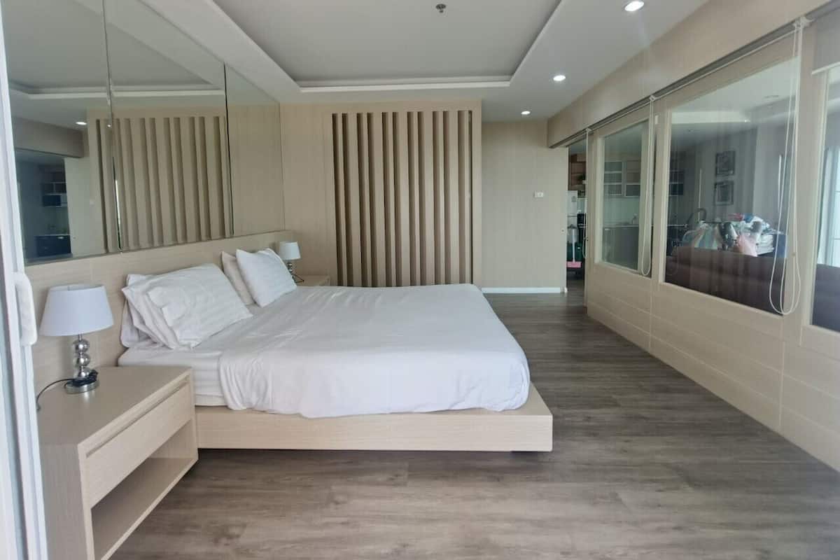 Executive Suite, 1 King Bed, Sea View | 1 bedroom, in-room safe, soundproofing, free WiFi