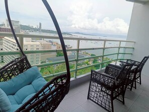 Executive Suite, 1 King Bed, Sea View | Terrace/patio - View Talay 6 Condominium by Honey (Pattaya)