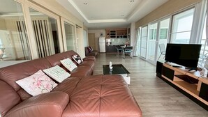 50-inch flat-screen TV with cable channels, TV - View Talay 6 Condominium by Honey (Pattaya)