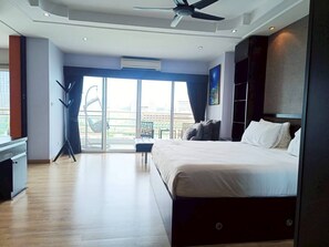 Suite ejecutiva, 1 cama King size, vista al mar | 1 habitación, caja de seguridad en la habitación y insonorización 