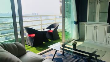 Family Suite, 2 Bedrooms, Kitchenette, Ocean View | Living area