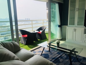 Family Suite, 2 Bedrooms, Kitchenette, Ocean View | Living area