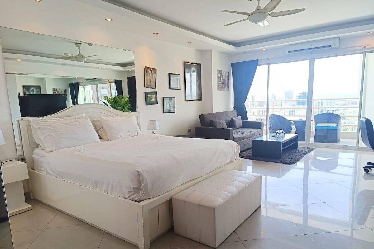 Studio, Kitchenette | 1 bedroom, in-room safe, soundproofing, free WiFi