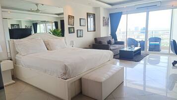 Studio, Kitchenette | In-room safe, soundproofing, free WiFi, bed sheets