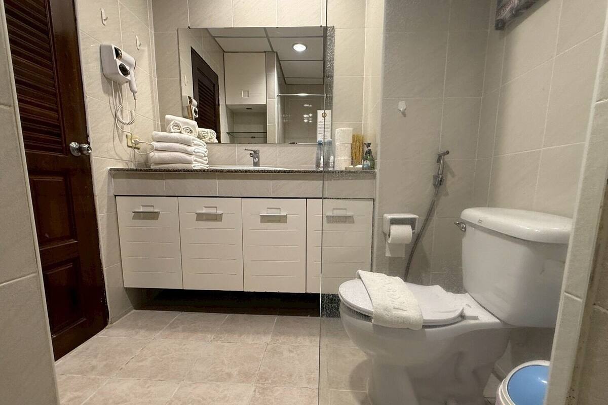 Studio, coin cuisine, vue mer | Salle de bain | Douche hydromassante, articles de toilette gratuits, sèche-cheveux