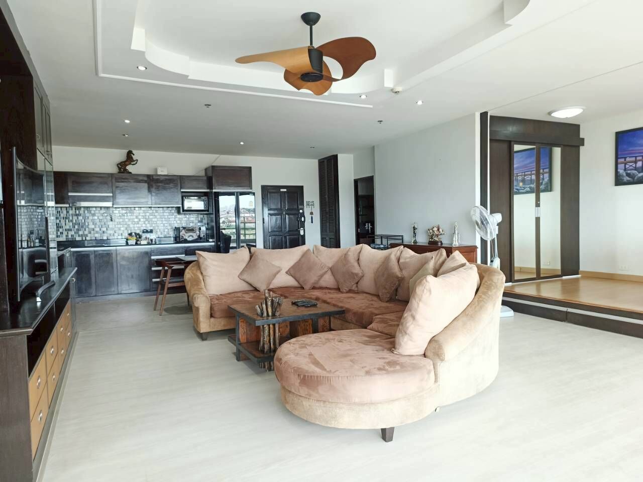 Suite Eksekutif, 1 Tempat Tidur King, pemandangan laut | Area keluarga | TV layar datar dan pemutar DVD