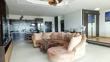 Suite Eksekutif, 1 Tempat Tidur King, pemandangan laut | Area keluarga | TV layar datar dan pemutar DVD