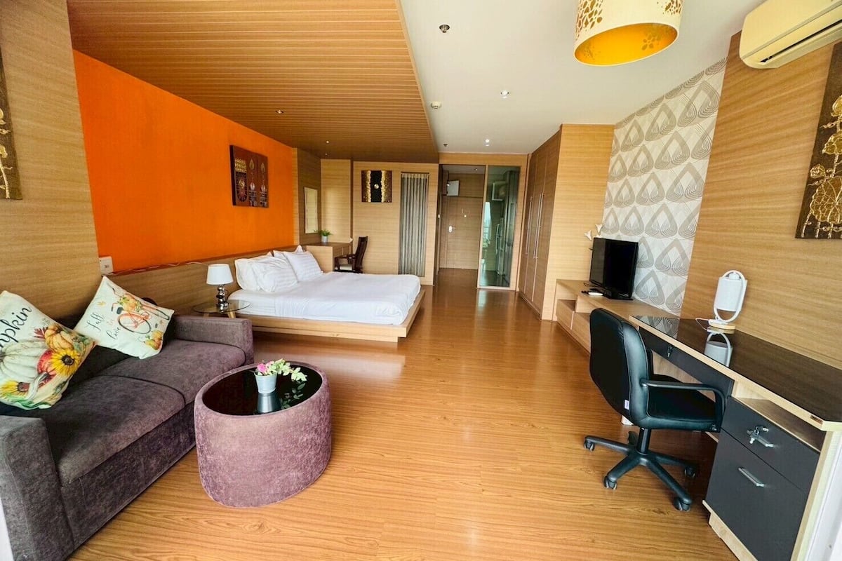 Studio, Kitchenette | 1 bedroom, in-room safe, soundproofing, free WiFi