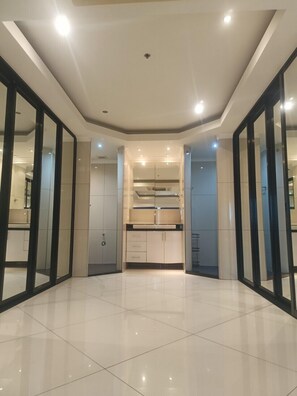 Suite, Kitchen, Ocean View | Bathroom | Shower, free toiletries, hair dryer, towels - View Talay 6 Condominium by Honey (Pattaya)