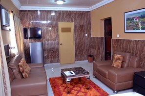Executive Suite, 1 King Bed | Living area