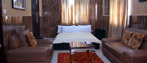 Executive Suite, 1 King Bed | Premium bedding, blackout curtains, rollaway beds, free WiFi