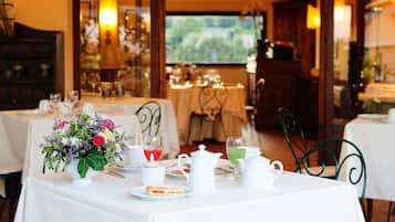 Se sirven desayunos, cenas y cocina local